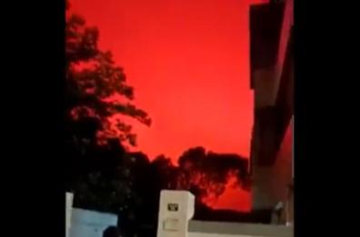 Cina, il cielo diventa rosso a Zhoushan VIDEO