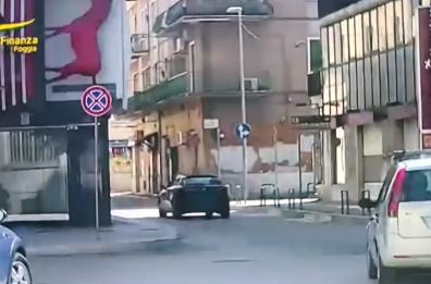 Foggia, arrestato il capo della polizia locale di Lucera: lasciava il lavoro per fare shopping. Altri 6 indagati