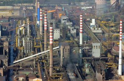 Ex Ilva di Taranto, l'arcivescovo Santoro: «Troppi funerali di operai e bambini»