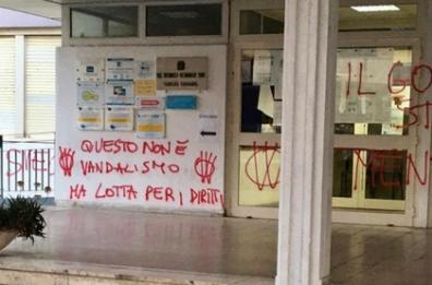 Covid, scritte no-vax in una scuola di Bari: «Governo sta mentendo»