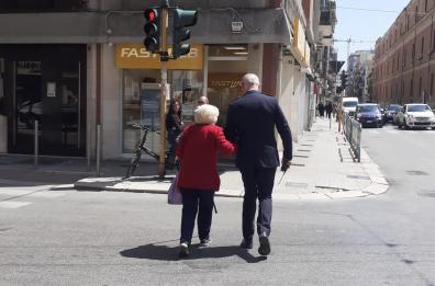 Bari, la nonnina teme l'incrocio: in suo aiuto arriva l'agente di polizia locale