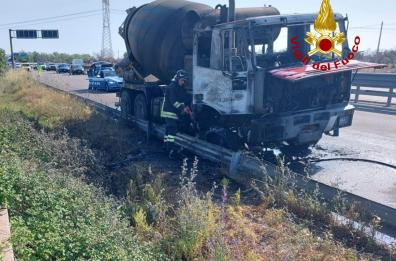 Autobetoniera in fiamme sulla statale per Gallipoli: conducente accosta e si salva