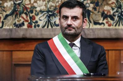 Il «prof» Decaro dai meloniani