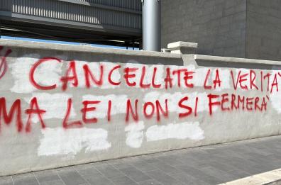 Bari, la città si riempie di scritte contro i vaccini e il Green Pass