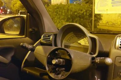 Bari, parcheggia l'auto a Poggiofranco e le rubano il volante