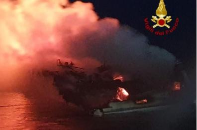 Santa Maria di Leuca: barca dal Montenegro va a fuoco e affonda, salvati i tre occupanti