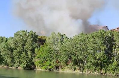 Roma, incendio sotto il Ponte della Musica