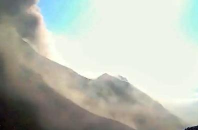 Isole Eolie, Stromboli: esplosione con emissione materiale