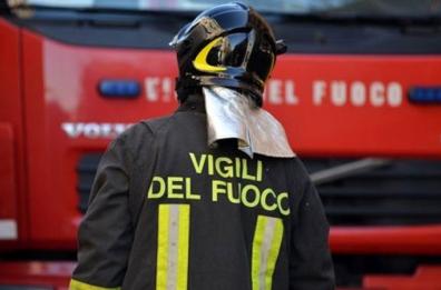 Bari, incendio in una fabbrica di vetro alla zona industriale: fiamme visibili dalla strada