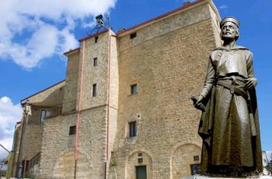 Celle di San Vito incrocia le dita e prepara la festa per Macron