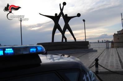 Taranto, tenta suicidio sporgendosi da ringhiera sul Lungomare: salvato dai carabinieri