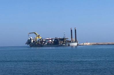 Bari, arrivata dalla Croazia la mega draga che «scaverà» i fondali del porto