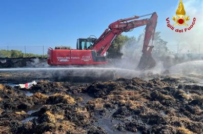 Duemila balle di paglia a fuoco nel Brindisino: fiamme lambiscono la complanare, 7 mezzi dei Vigili del Fuoco in azione