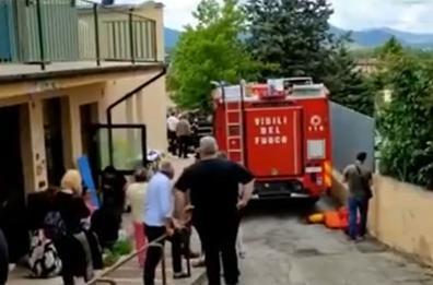 L'Aquila, auto finisce in giardino scuola dell'infanzia: morto un bambino, altri 5 feriti
