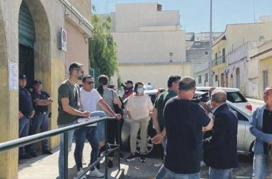 Andria, la protesta degli operatori sanitari: «Dovete assumerci»