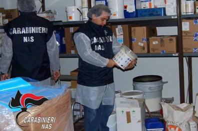 Cibo mal conservato e irregolarità in lidi, agriturismi  e bar: sequestri dei Nas in Puglia e Basilicata