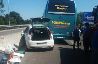 Trani, scontro sulla 16 bis tra auto e bus: uomo incastrato nell'abitacolo