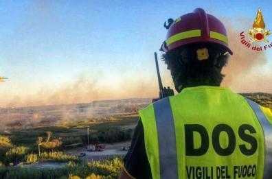 Incendio tra Tricase Porto e Marina di Andrano: due canadair in azione