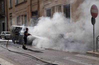 Lecce, il furgone prende fuoco in strada: paura ed esplosioni in pieno centro