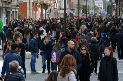 Lo shopping è «infruttuoso»? Colpa di quei 150 euro che trascinano (ingiustamente) verso l’online