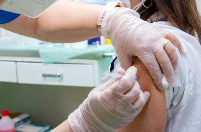 Covid, curva in calo: in Puglia 4 morti e 1478 casi pari all'11,2%. Vaccini: copertura quarta dose resta bassa