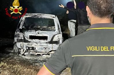 Auto rubata in fiamme a San Cataldo, vigili del fuoco intervengono e salvano la pineta