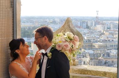 Lecce, ecco la prima coppia che festeggia le nozze sul campanile di Piazza Duomo