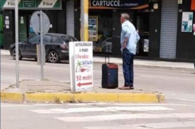 Zeman, addio Foggia: la foto del mister con la valigia è emblematica