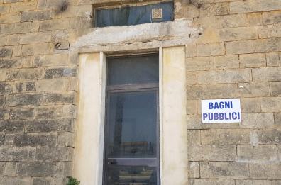 Brindisi: coppia di stranieri incredula per l’assenza di bagni pubblici