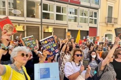 Tagli alla scuola, a Bari flash mob dei docenti con libri al cielo