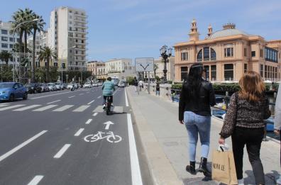 Bari, tutti contro le piste ciclabili: «Quelle light sono un pericolo da eliminare»