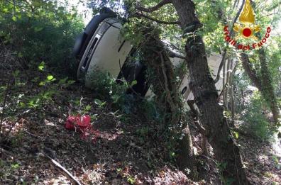 Tolve, esce fuori strada e si cappotta col furgone: salvato dai vigili del fuoco
