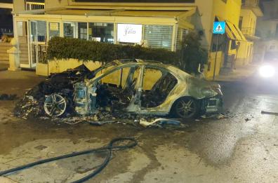Paura a Ceglie, l'auto va a fuoco con una coppia a bordo: salvi