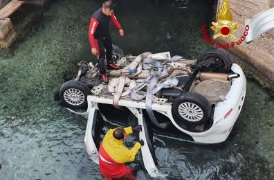 Otranto, l'auto finisce nel canale degli Alimini: illesi due ragazzi