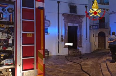 Notte di fuoco a Felline, in fiamme il ristorante «Antico monastero»