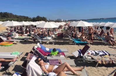 Gallipoli, arriva l'estate: spiagge piene e parcheggi «quasi» selvaggi
