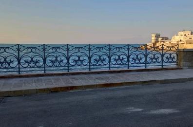 Trani, l'effetto crisi arriva sulle ringhiere del lungomare Colombo