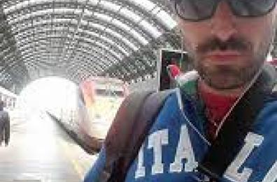Metroman, in giro per Bari per far cantare e ballare la gente