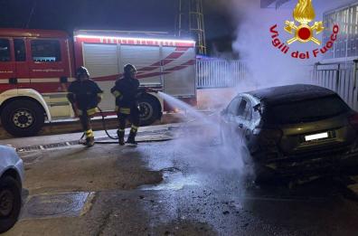 Fiamme nella notte a Lecce: a fuoco l'auto di una donna