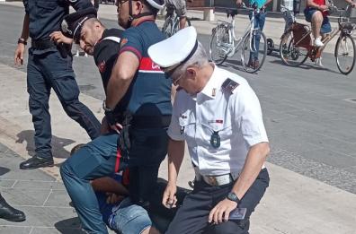 Foggia, in due si affrontano con mazze e catene: fermato un uomo