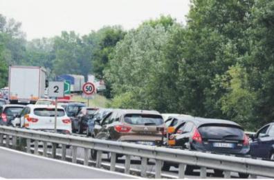 Statale 16 a ostacoli, auto e Tir in colonna