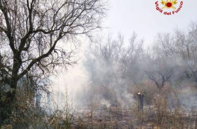 Brindisi, a fuoco sterpaglie nella zona industriale e incendio a Valesio