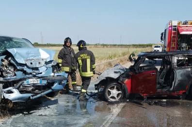 Impatto frontale sulla provinciale "Delle Saline": auto in fiamme con tre feriti