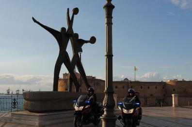 Taranto, confezionavano e spacciavano droga in casa: in 3 ai domiciliari