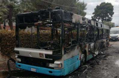 Taranto, un autobus dell'Amat distrutto dalle fiamme: nessun ferito