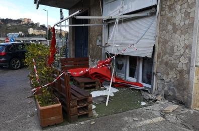 Esplosione davanti a un bar a Potenza: due arresti, vicini a clan mafiosi