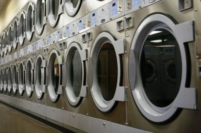 A Bari cinque donne in nero in lavanderia, due col reddito di cittadinanza
