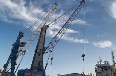 Taranto, gru al lavoro nonostante il maltempo. I sindacati:  «Norme violate, attendiamo risposte»