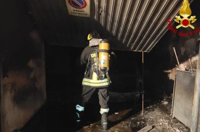Incendio a San Pancrazio, auto e garage di uno stabile distrutti