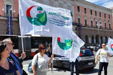 Bari, consumatori in piazza  al suono di «pentole vuote» 